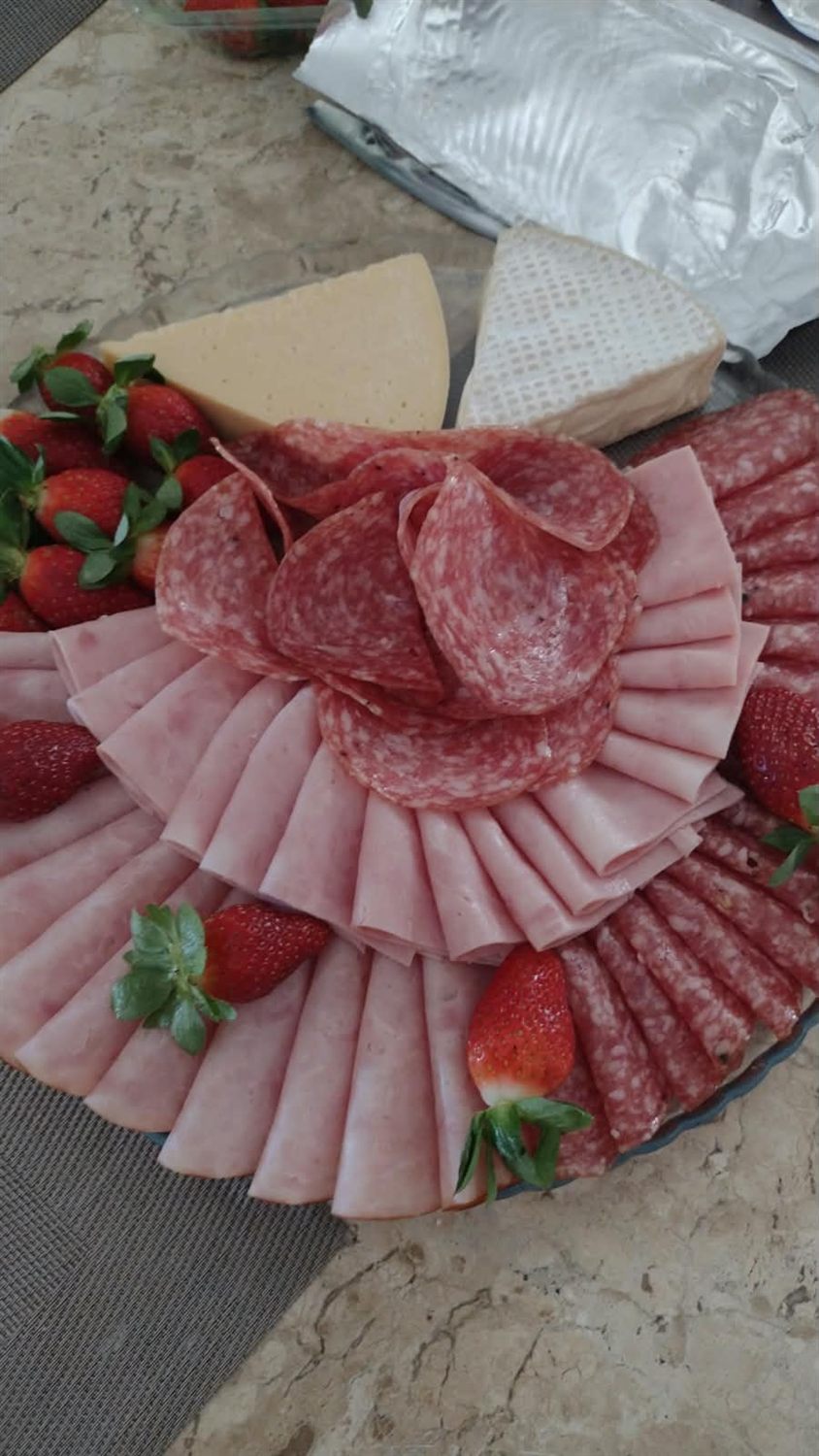 Prato de frios fatiados com morangos